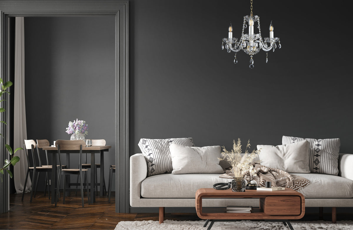 Mise en ambiance : lustre suspendu au-dessus d'un salon gris avec canapé beige