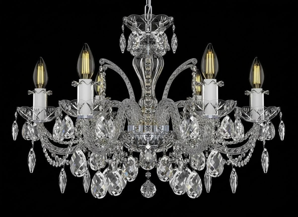 Vue rapprochée du lustre montrant les bras courbés et les pendentifs de cristal