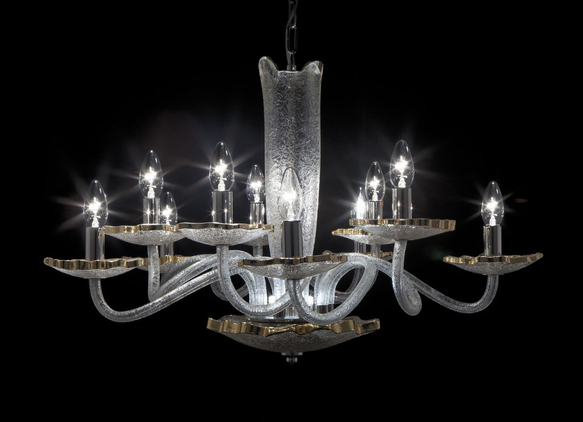 Même lustre allumé, ampoules en forme de flamme rayonnant sur fond noir