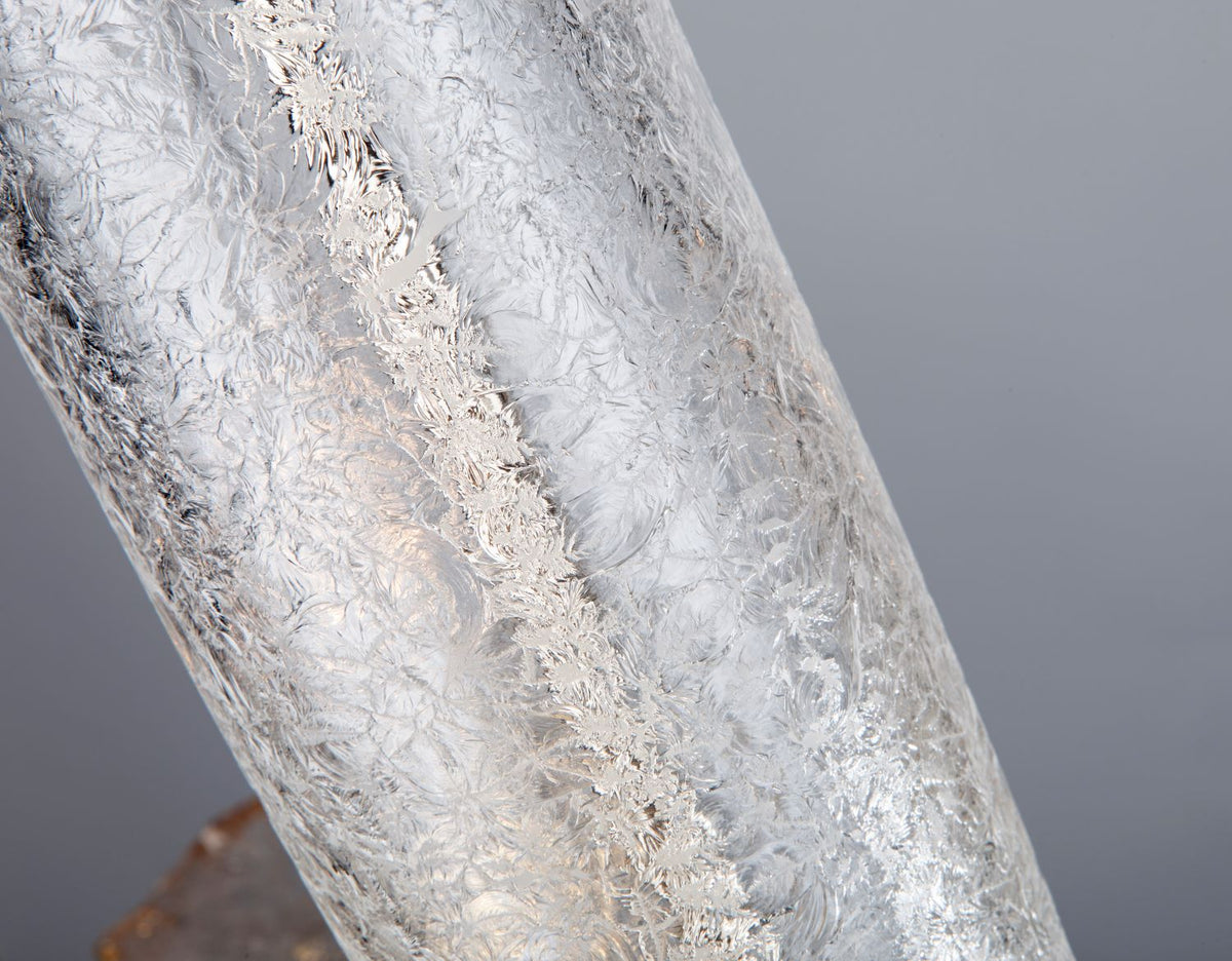 Détail de la texture givrée du verre avec veinures cristallines en gros plan