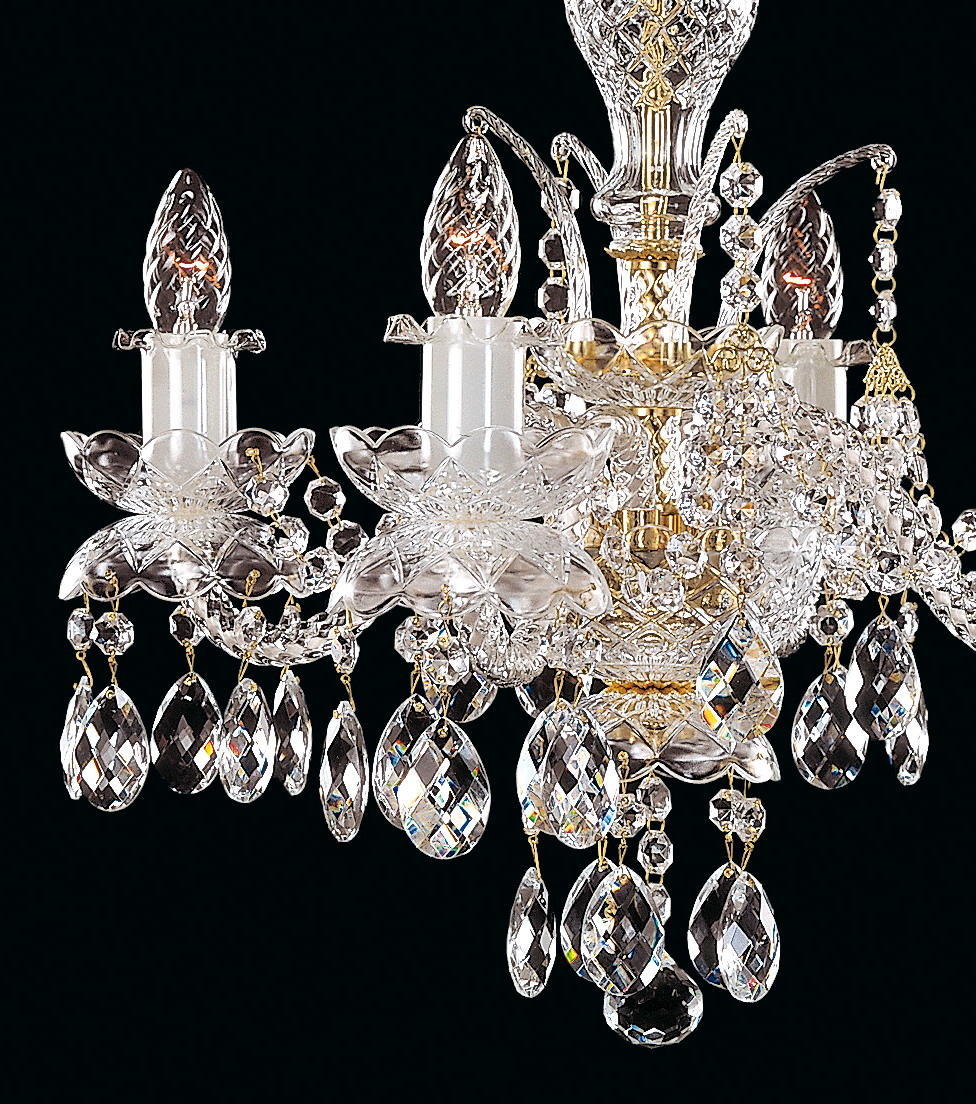 Détail des bras courbes, coupelles ciselées et pendants de cristal