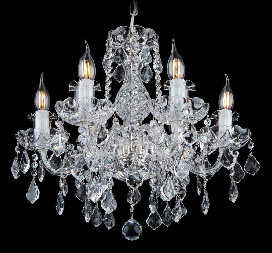 Gros plan du lustre transparent montrant les bras incurvés, les coupelles festonnées et les pendeloques de cristal