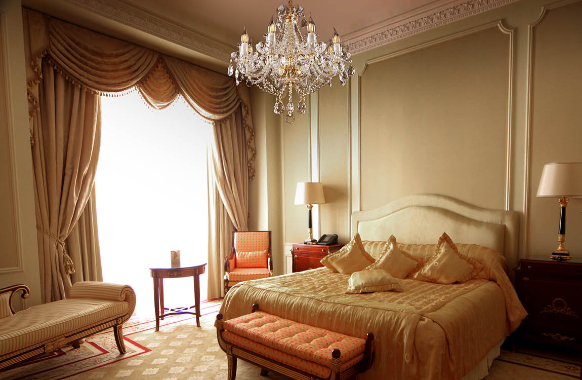 Mise en ambiance du lustre suspendu au plafond d'une chambre d'hôtel classique