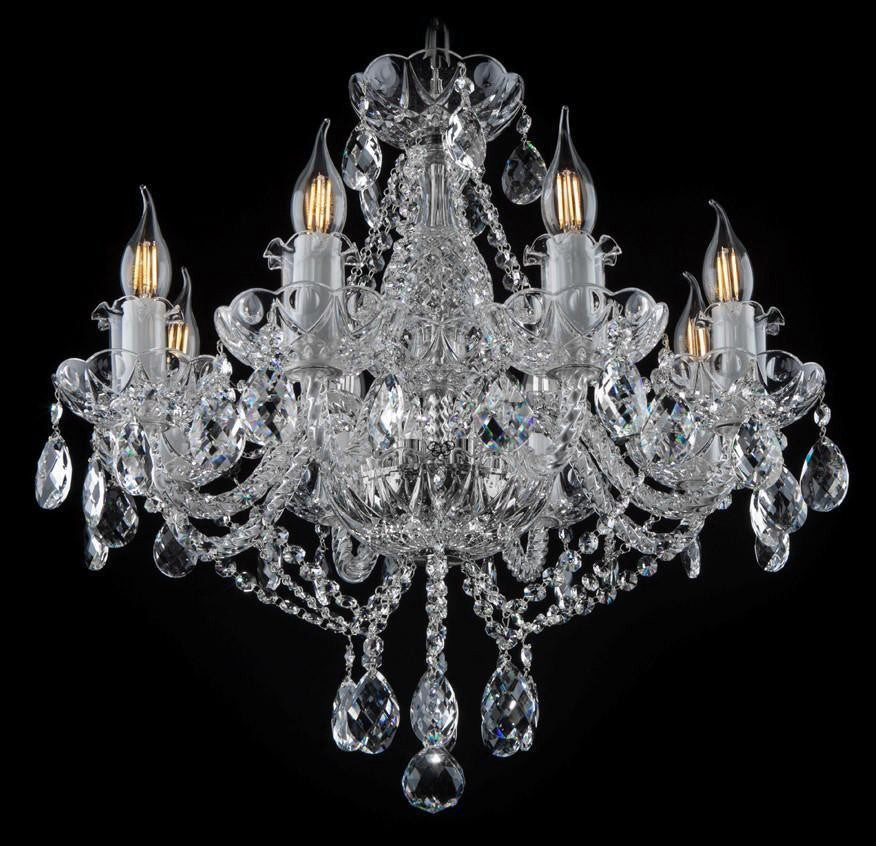 Lustre complet de face légèrement décalé, cristal taillé et monture dorée visible