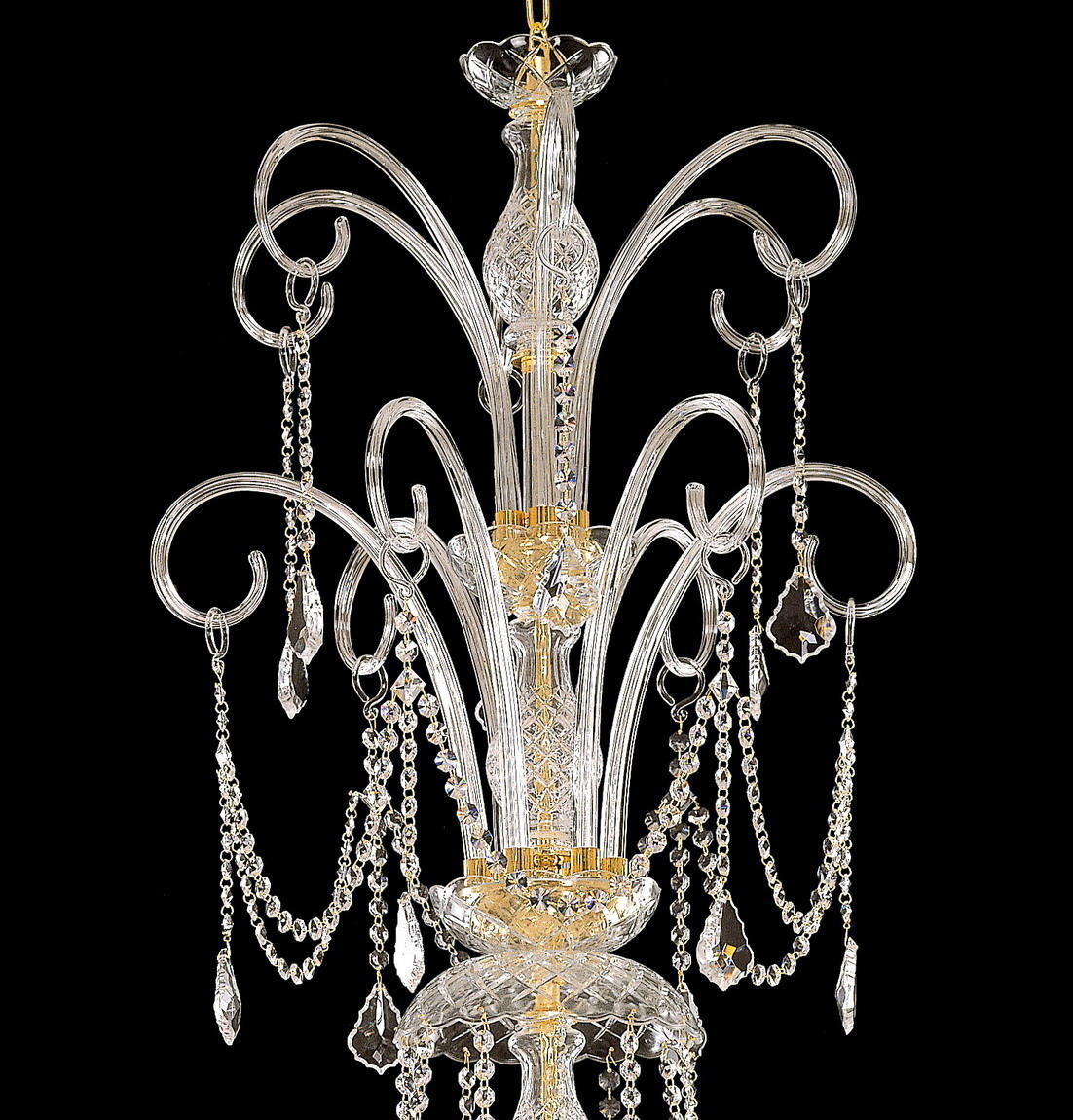 Détail du sommet du lustre avec ses boucles de cristal et chaînettes suspendues