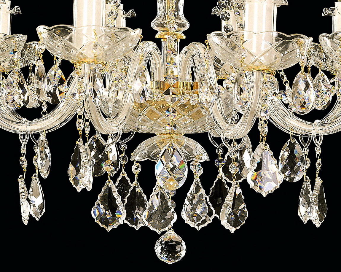 Détail des bras courbés en cristal, coupelles et pendentifs taillés en forme de larme.
