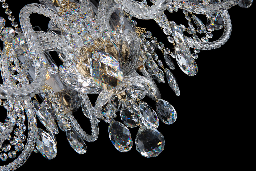 Détail du bas du lustre, gouttes de cristal taillé et bras torsadés dorés