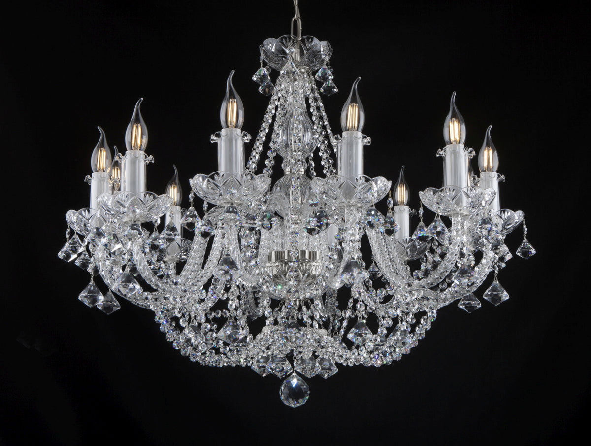 Lustre en cristal présenté de face, chaîne et ampoules flamme visibles