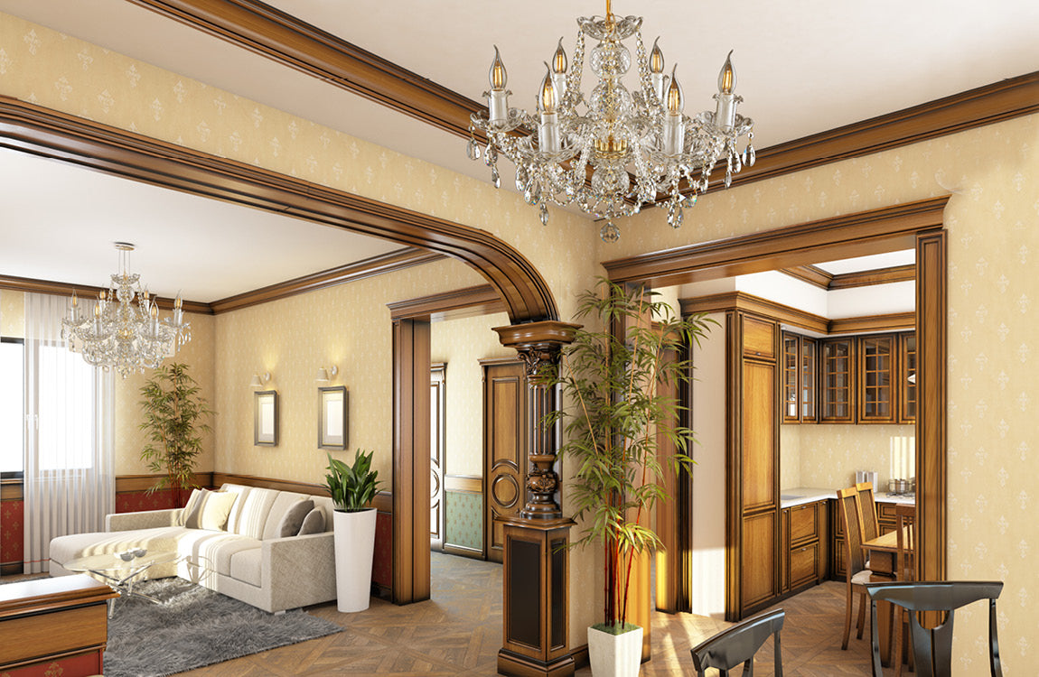 Mise en ambiance dans un salon classique, lustre suspendu au plafond au-dessus du mobilier.