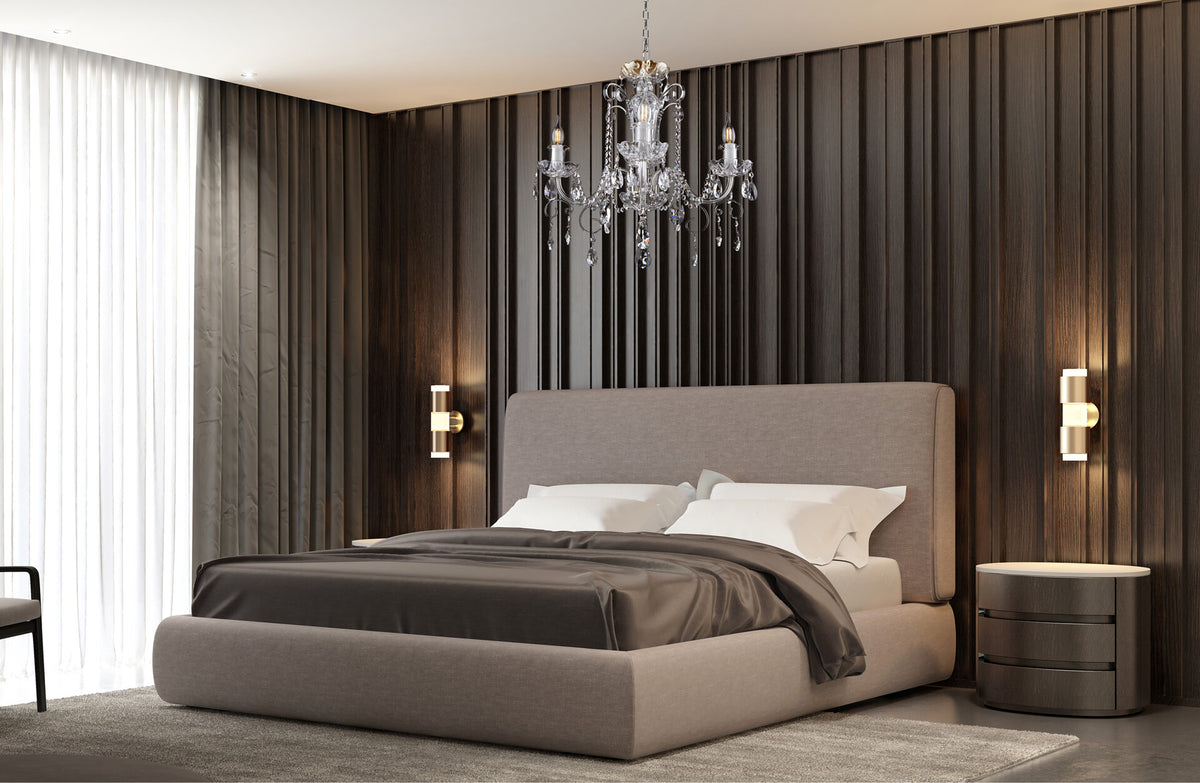 Mise en ambiance chambre sombre, lustre allumé devant mur à lamelles bois verticales.