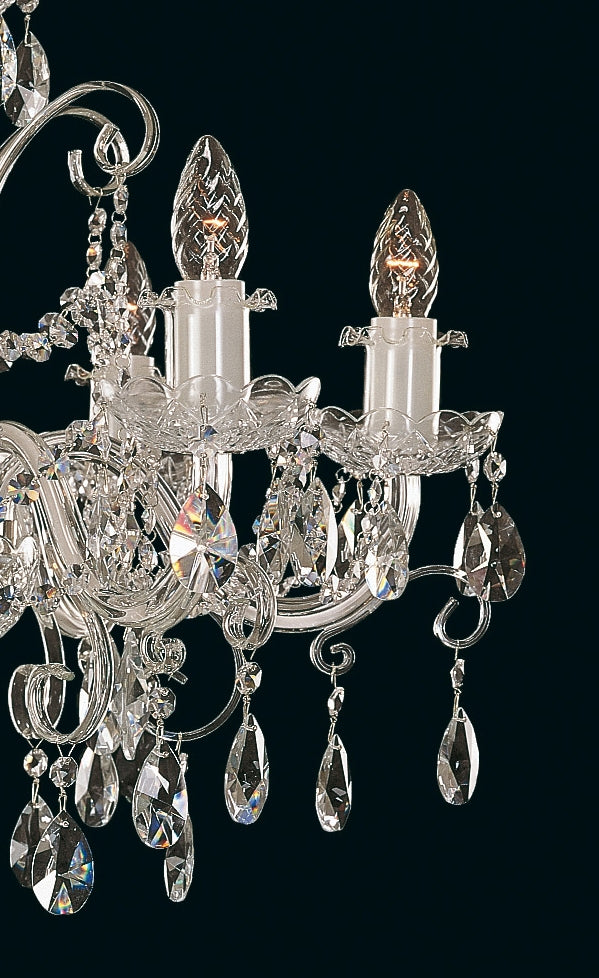 Détail des douilles et bougies ornées de pendentifs en cristal facetté