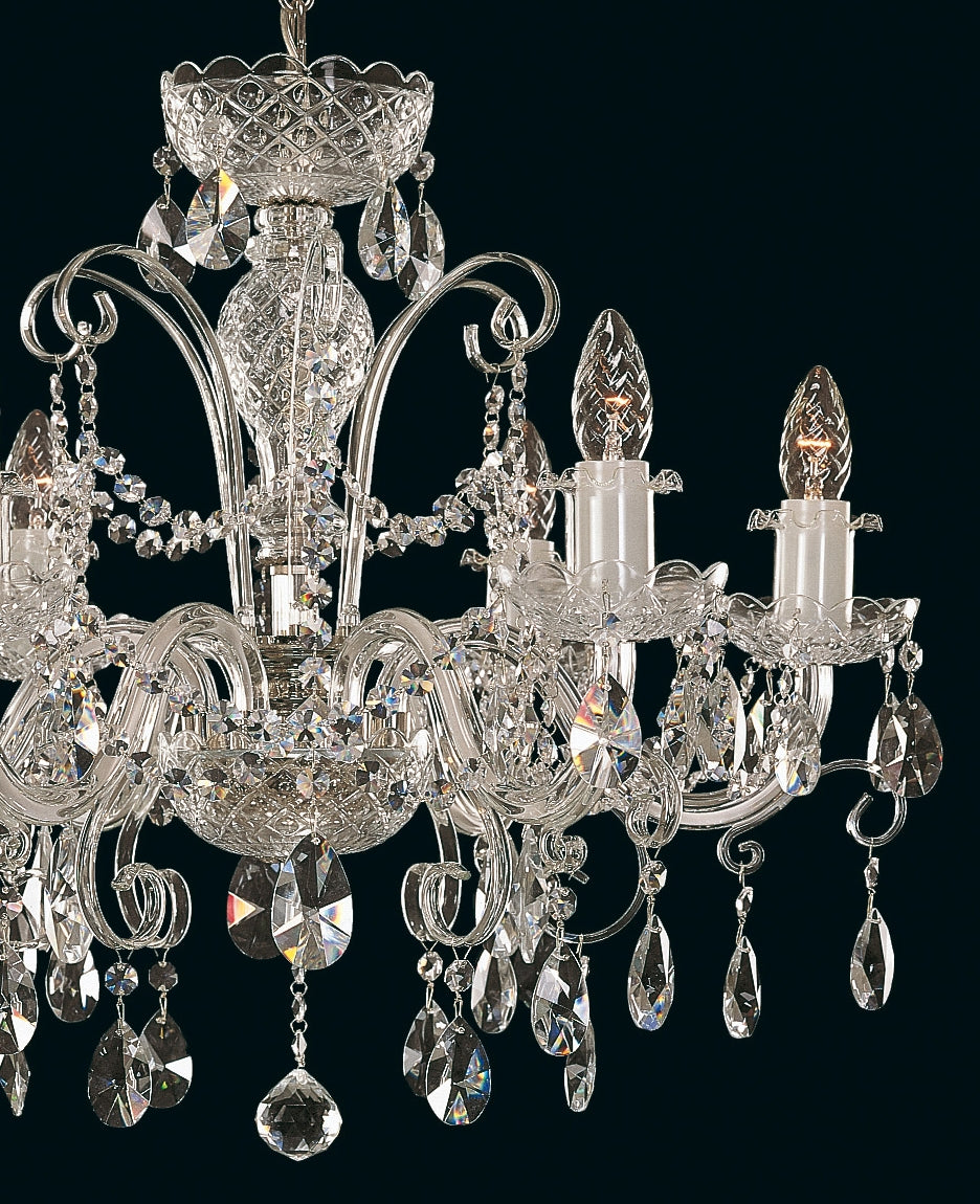 Détail des bras recourbés en verre et des gouttes de cristal suspendues