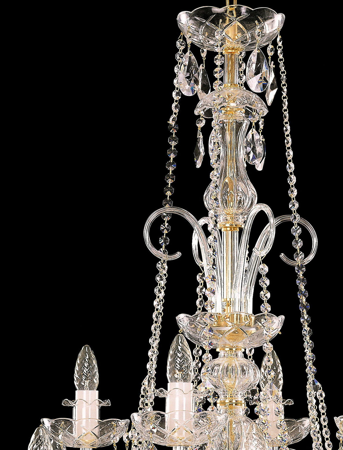 Détail du fût central en verre strié, dorures et pendeloques de cristal