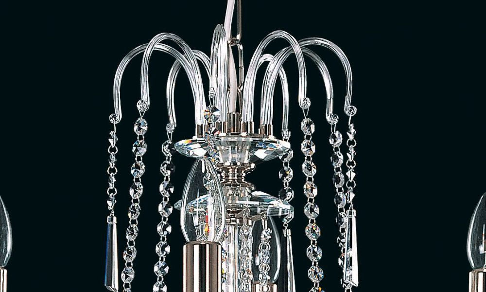 Vue rapprochée du sommet, arceaux et chaînes de cristaux suspendus.