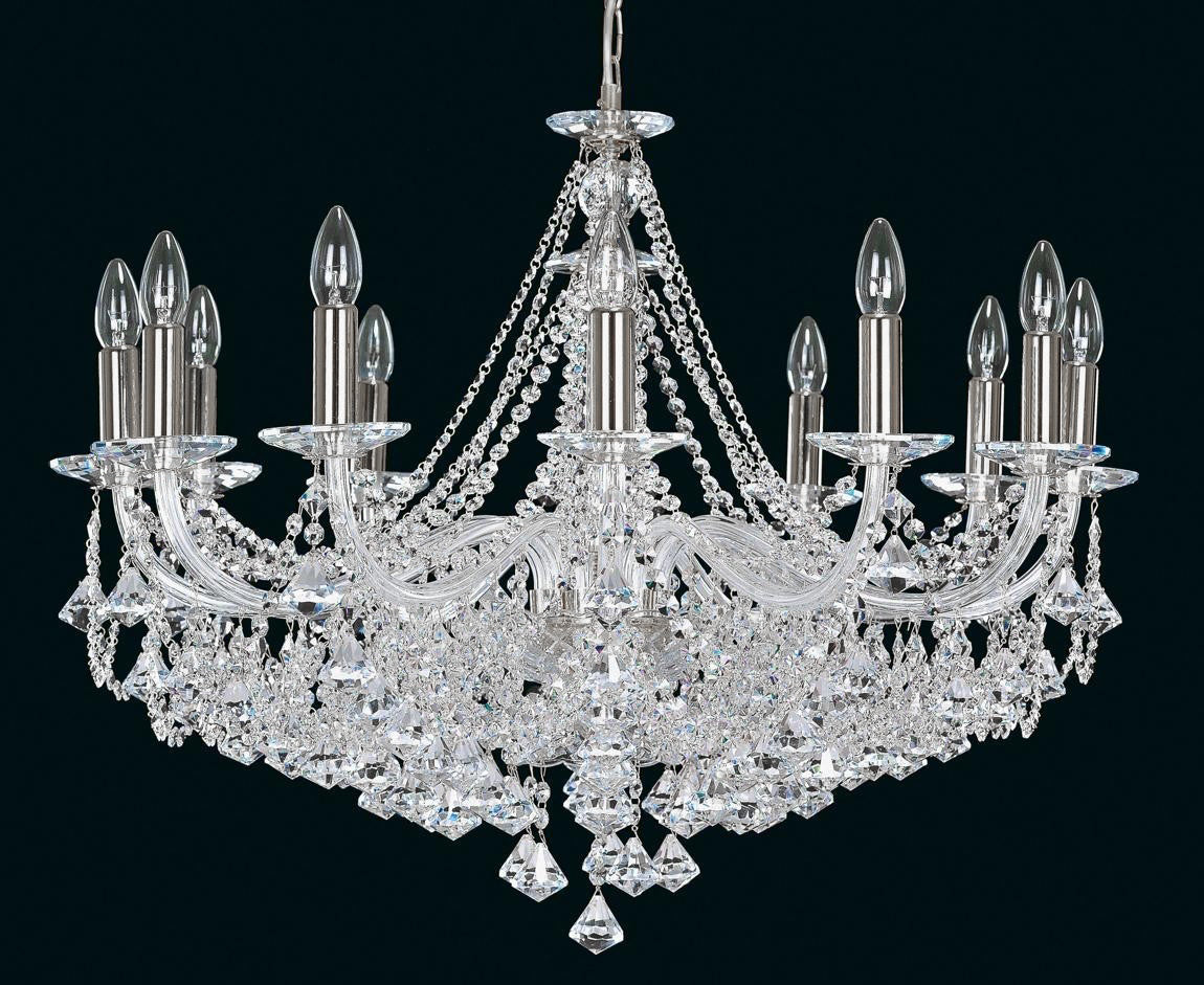 Lustre en cristal aux finitions argentées et pendeloques, variante présentée de face sur fond noir.