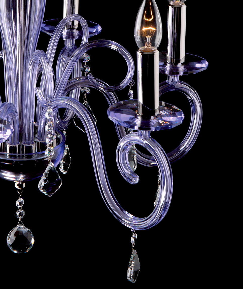Gros plan sur un bras en verre torsadé et ses pampilles de cristal suspendues