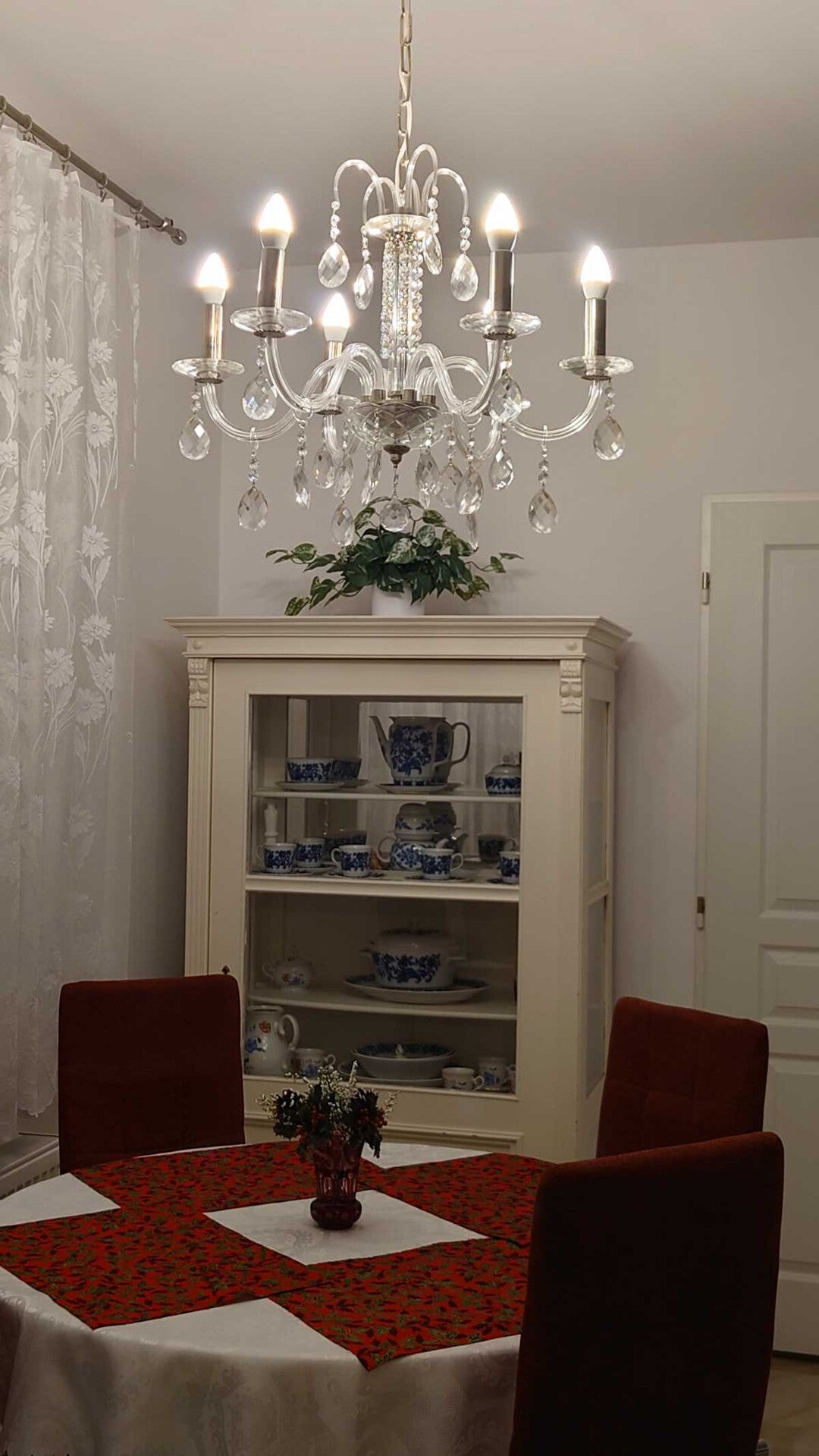 Lustre allumé au-dessus d'une table de salle à manger rustique