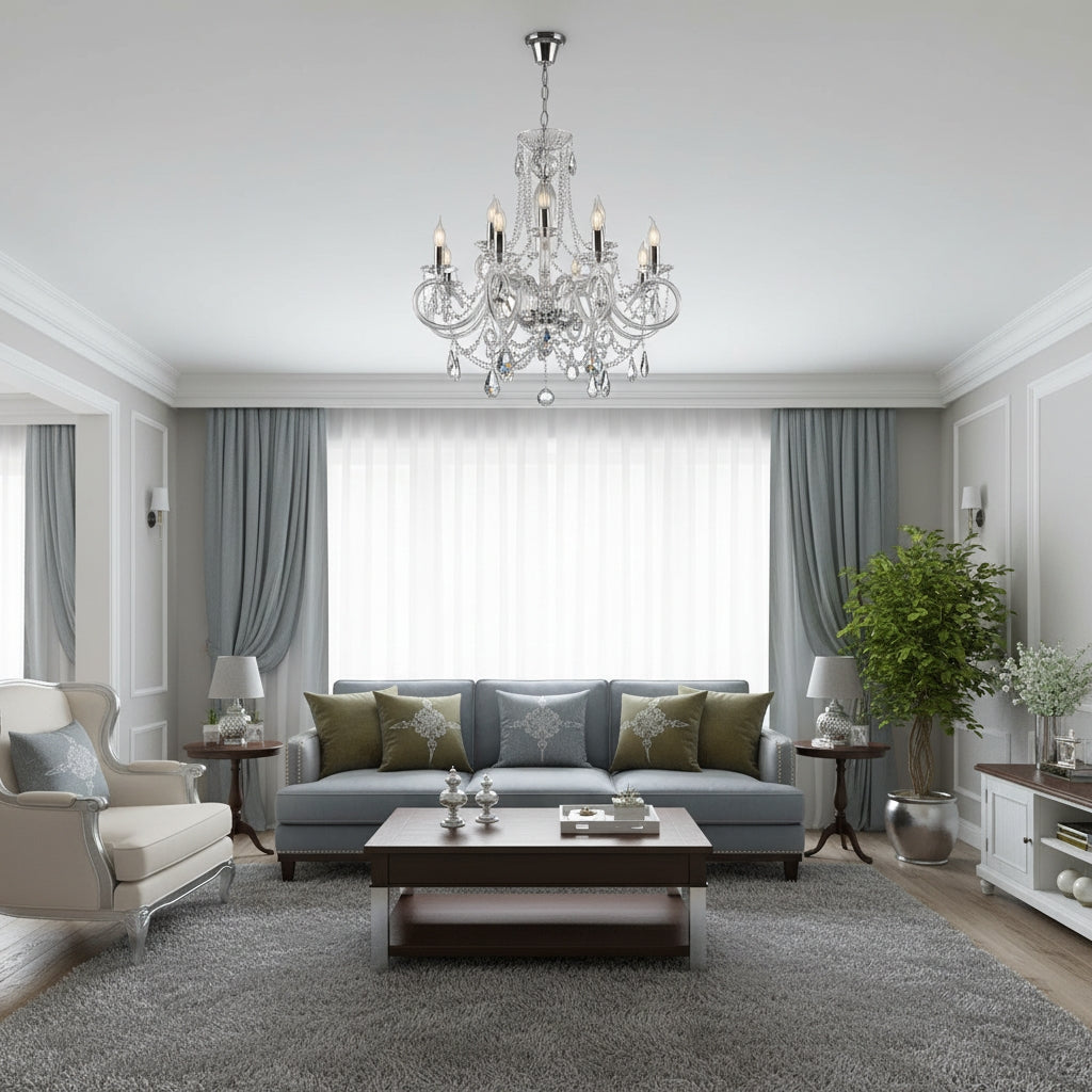Lustre en cristal fixé par chaîne, plafond blanc et rideaux bleu-gris