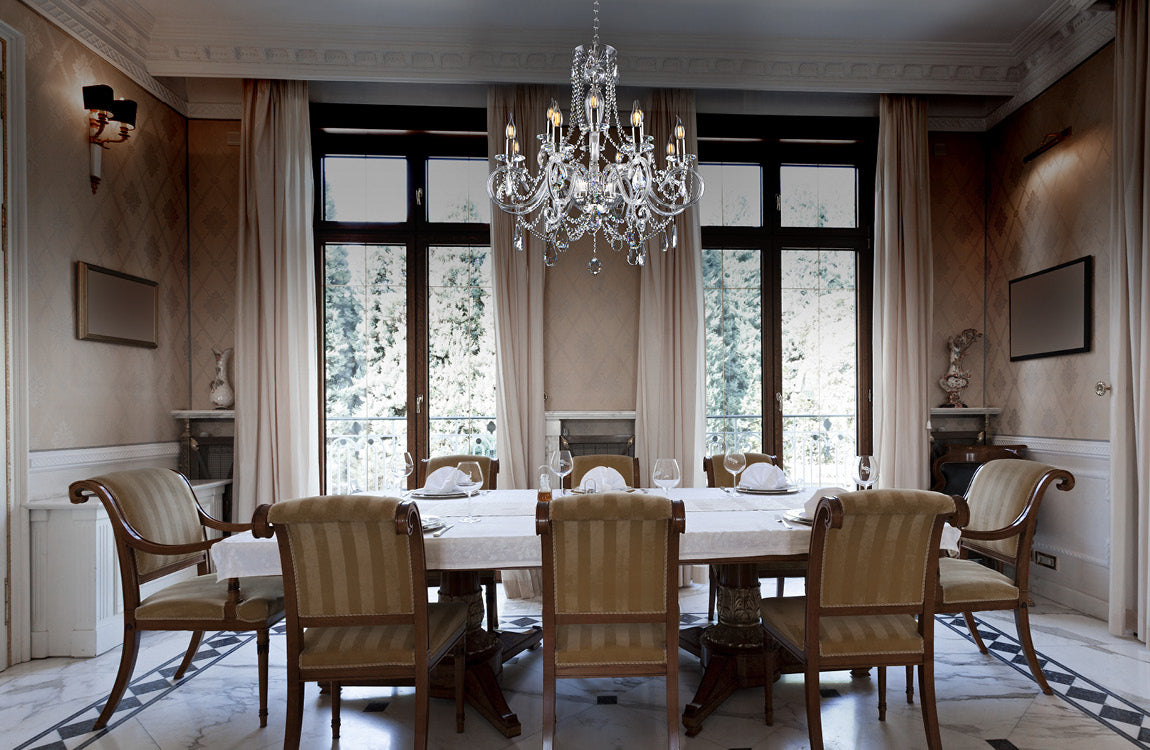 Lustre en cristal suspendu au-dessus d'une table dressée, salle à manger classique