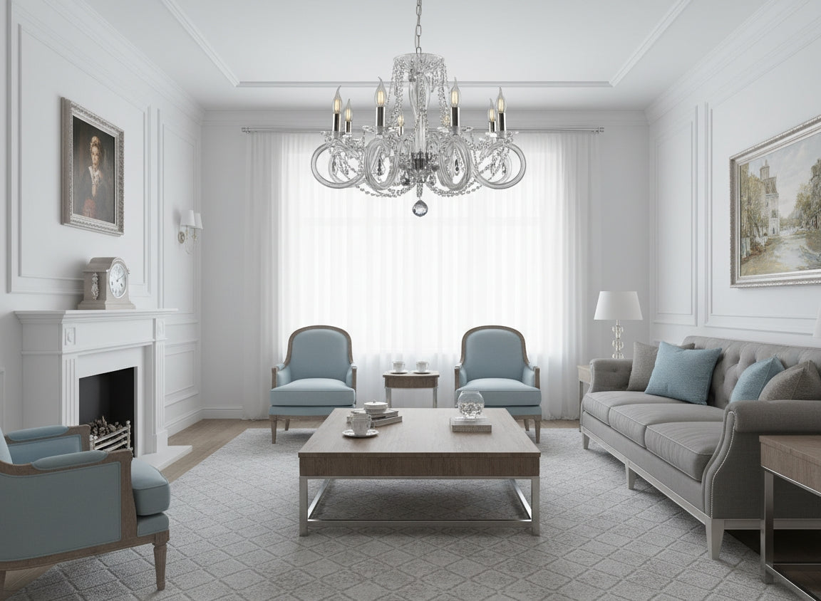 Lustre en cristal dans un salon classique blanc avec cheminée et canapé gris