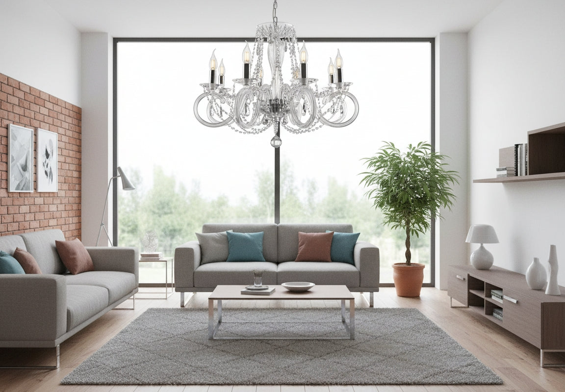 Lustre en cristal dans un salon moderne, mur de briques et grande baie vitrée