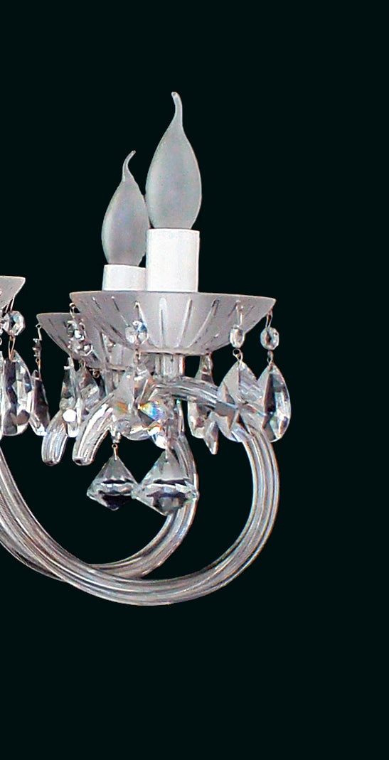 Détail des bobèches festonnées et des gouttes de cristal suspendues.