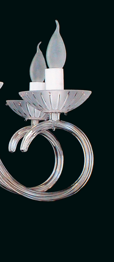 Gros plan d'un bras en spirale, coupelle rayée et douille blanche