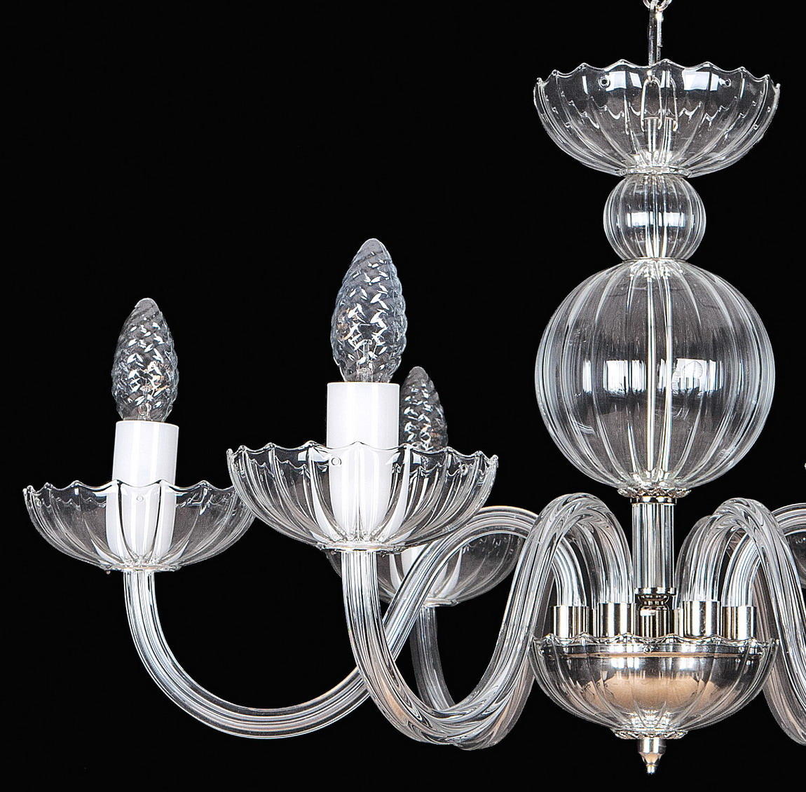 Détail des coupelles festonnées et des douilles blanches du lustre transparent