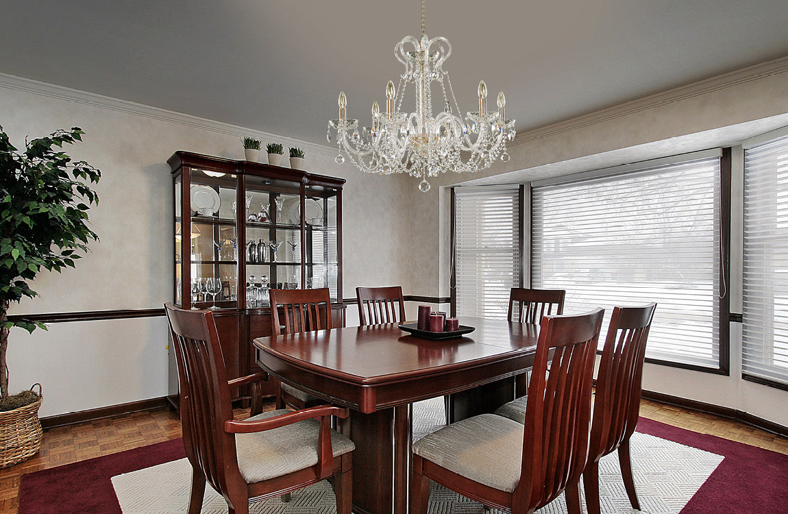 Lustre en cristal suspendu au-dessus d'une table de salle à manger bois