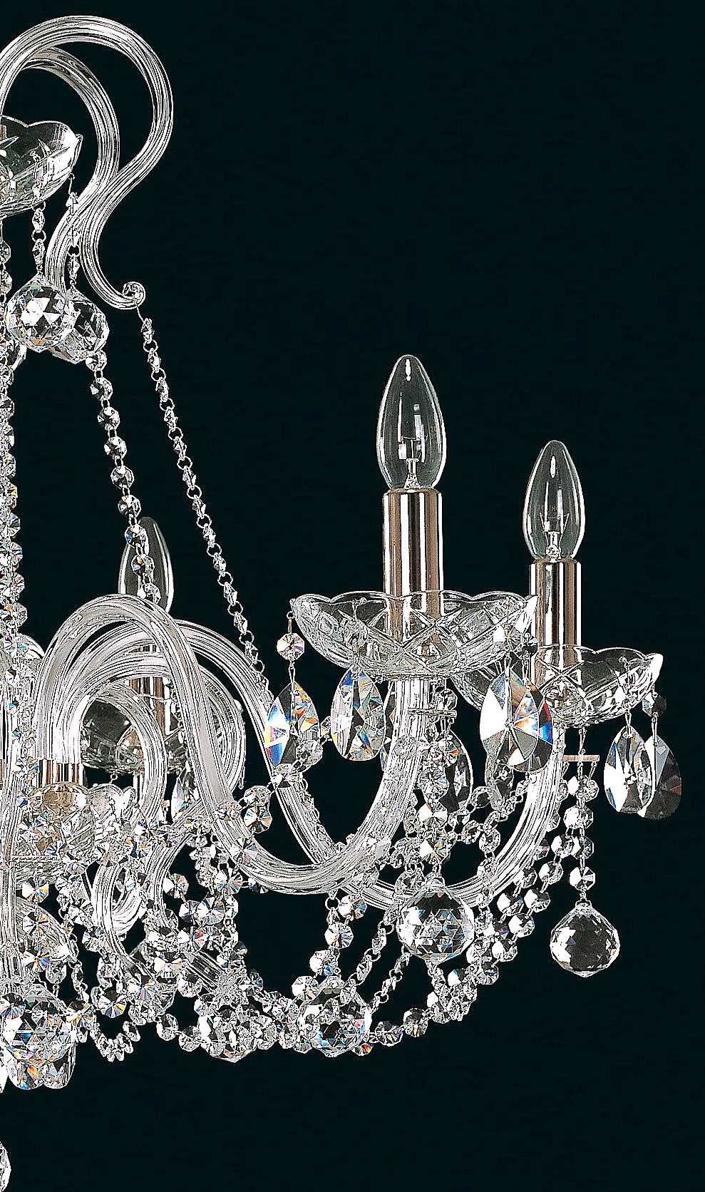 Détail rapproché des douilles bougies et gouttes de cristal facetté