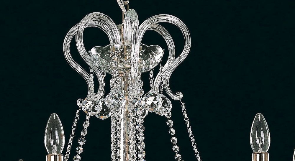 Détail du sommet bouclé avec anneaux de verre et chaînes de cristal