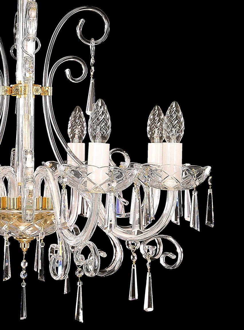 Détail des douilles blanches et des bobèches ciselées avec pampilles de cristal.