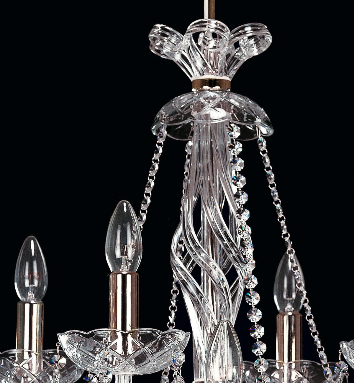 Détail de la finition du cristal torsadé et des bras lumineux avec pampilles.