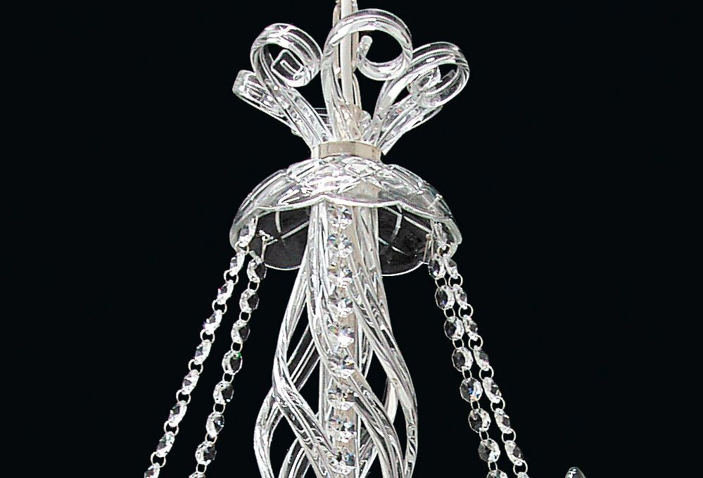 Détail du sommet du lustre avec boucles et chaînes de cristal