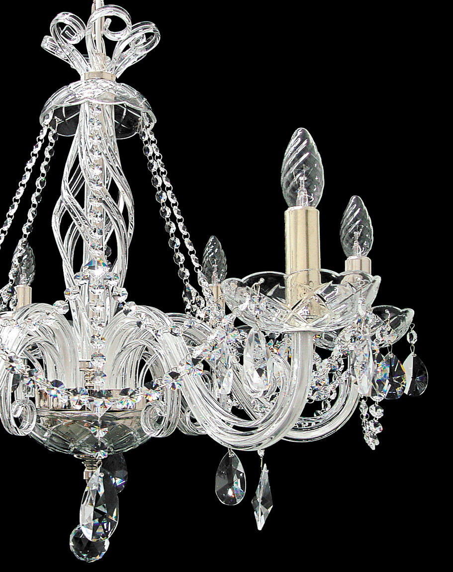 Vue rapprochée du lustre montrant bras recourbés et pendants ciselés