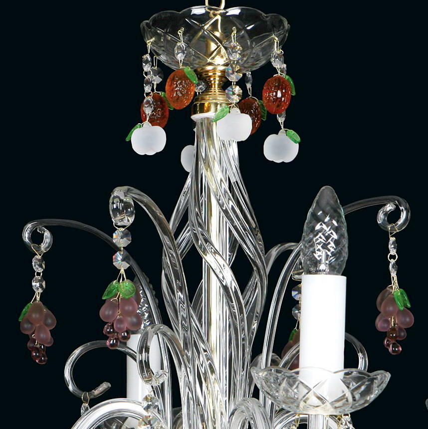 Détail du sommet : colonne torsadée, coupe godronnée, grappes de fruits et fleurs en cristal.