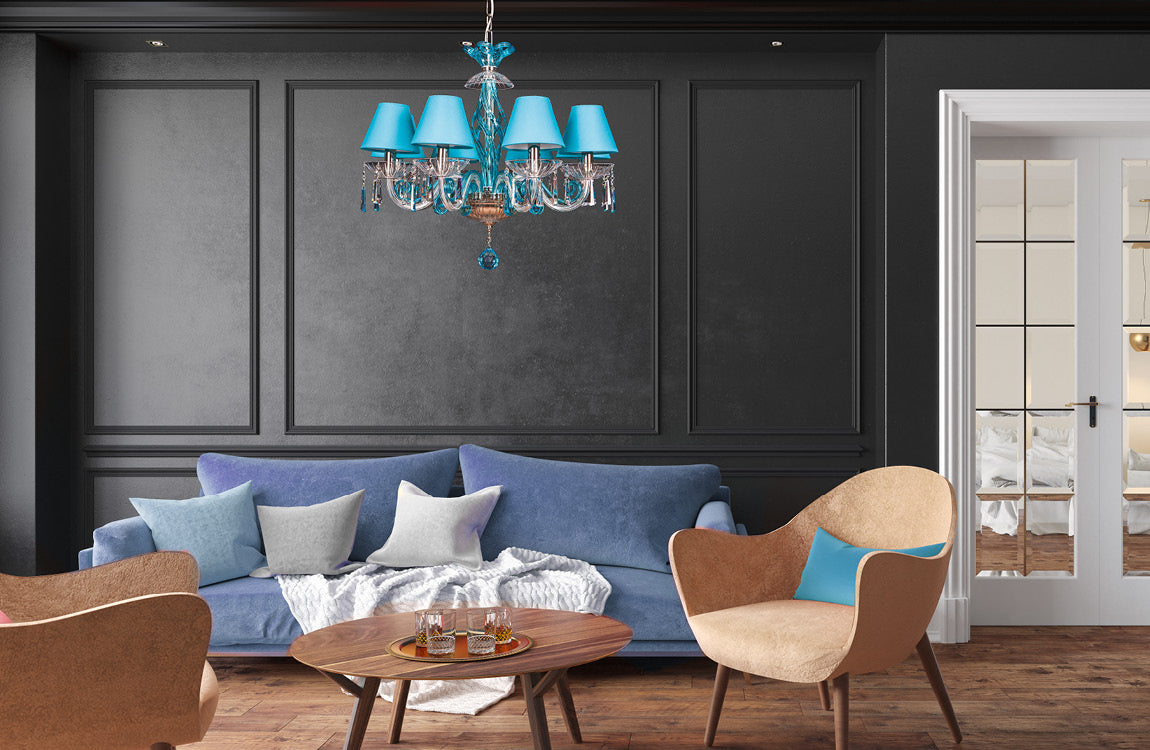 Lustre suspendu au-dessus d'un salon bleu devant un mur noir mouluré