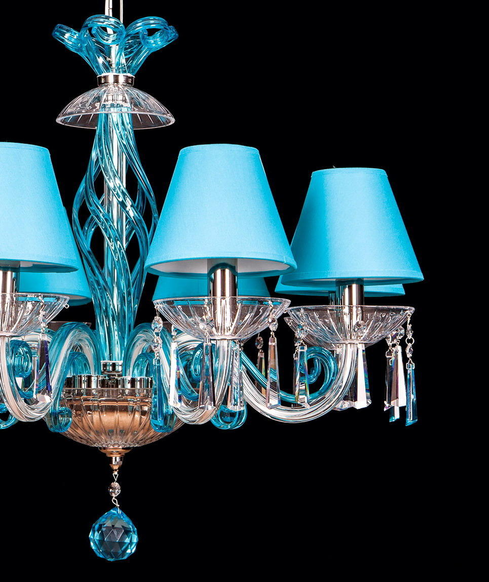 Détail rapproché des bras courbes, coupelles et pampilles de cristal bleu