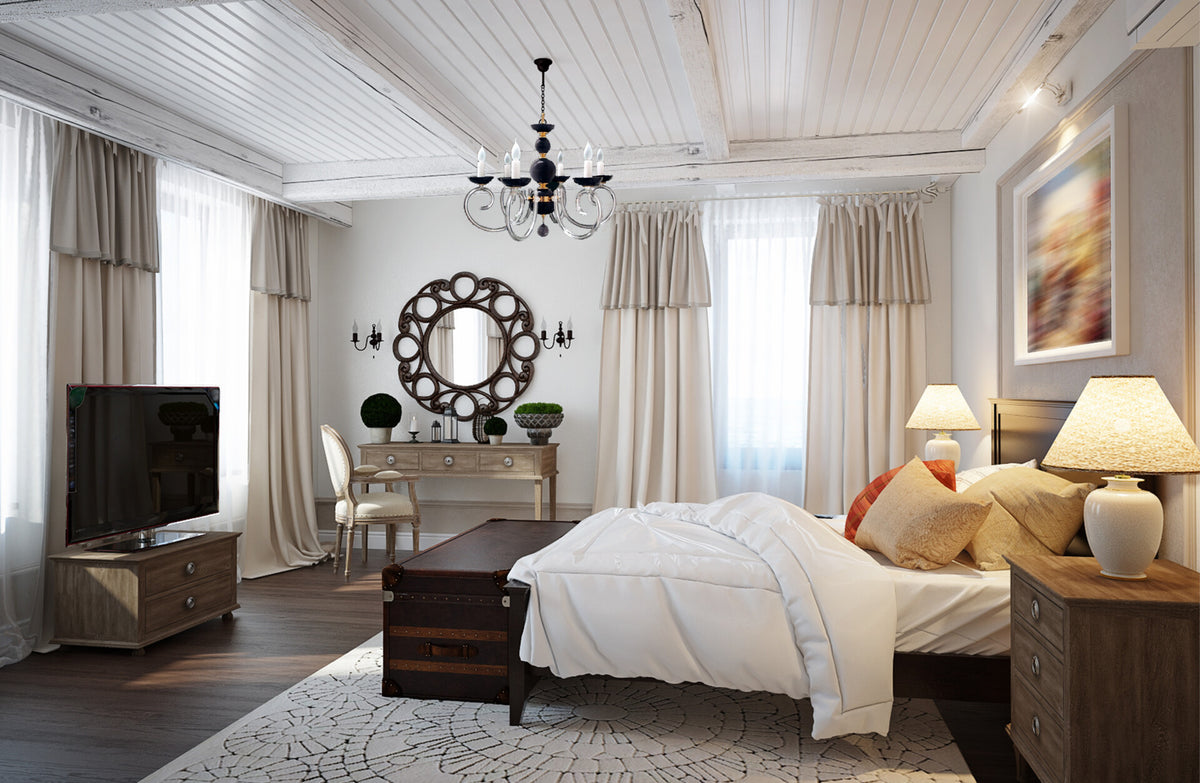 Lustre suspendu au plafond d'une chambre claire, au-dessus du lit, ambiance bois blanc.