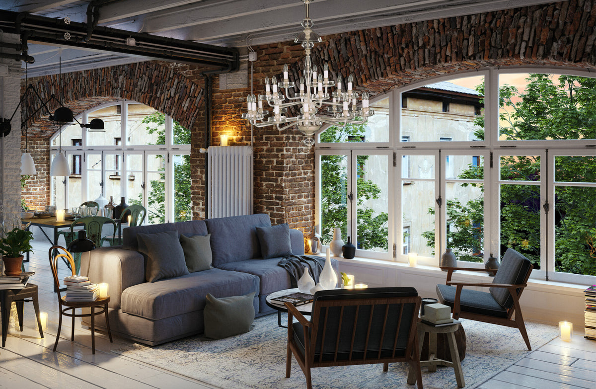 Mise en ambiance du lustre suspendu dans un salon avec murs en briques et fenêtres.