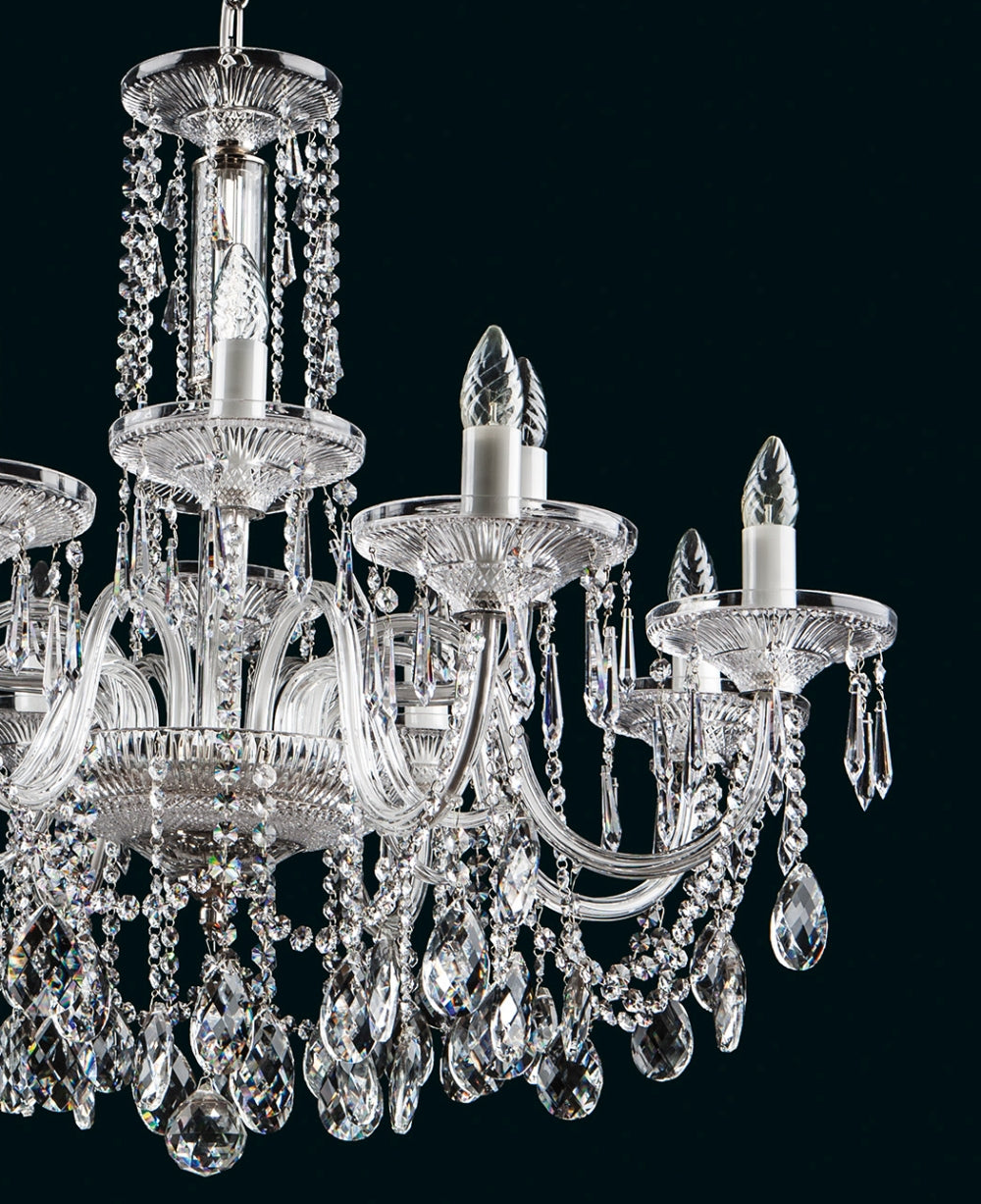 Détail des bras courbes en verre et des pendeloques taillées du luminaire
