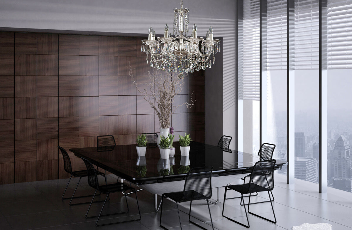 Lustre en cristal suspendu au-dessus d'une table de salle à manger design.
