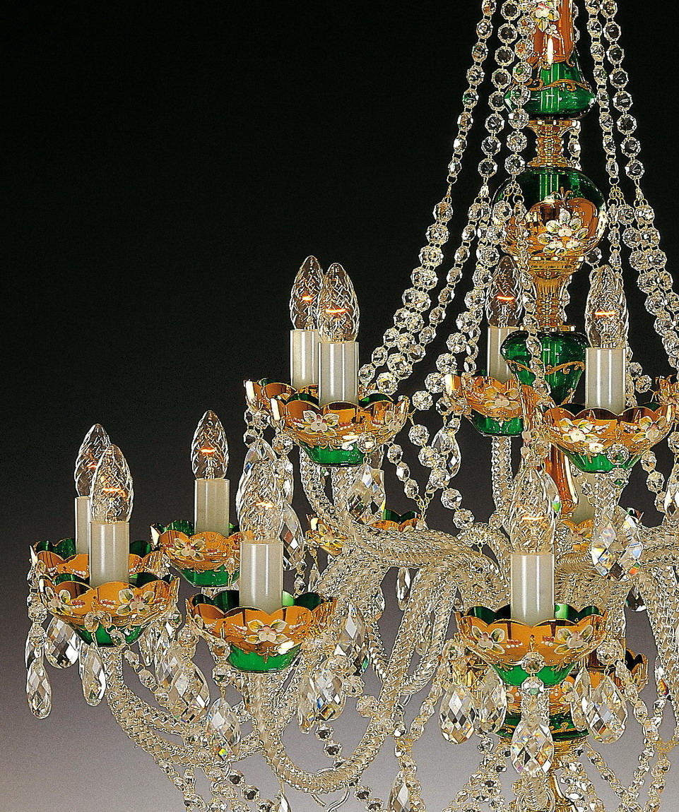 Détail des bras dorés, coupelles vertes et bougies à ampoules torsadées en verre