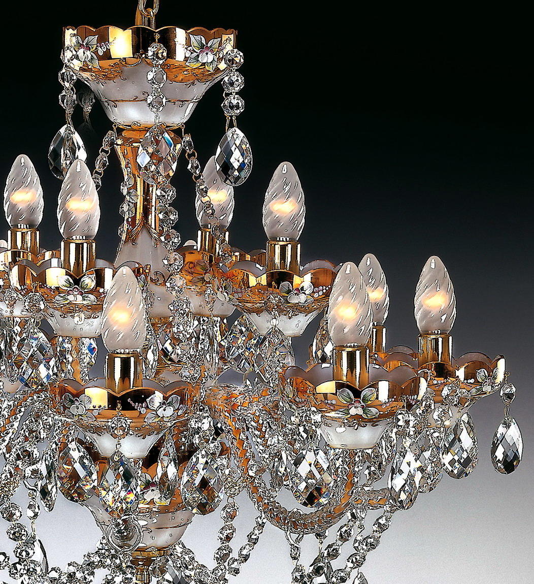 Gros plan sur les ampoules allumées et les pendentifs en cristal taillé