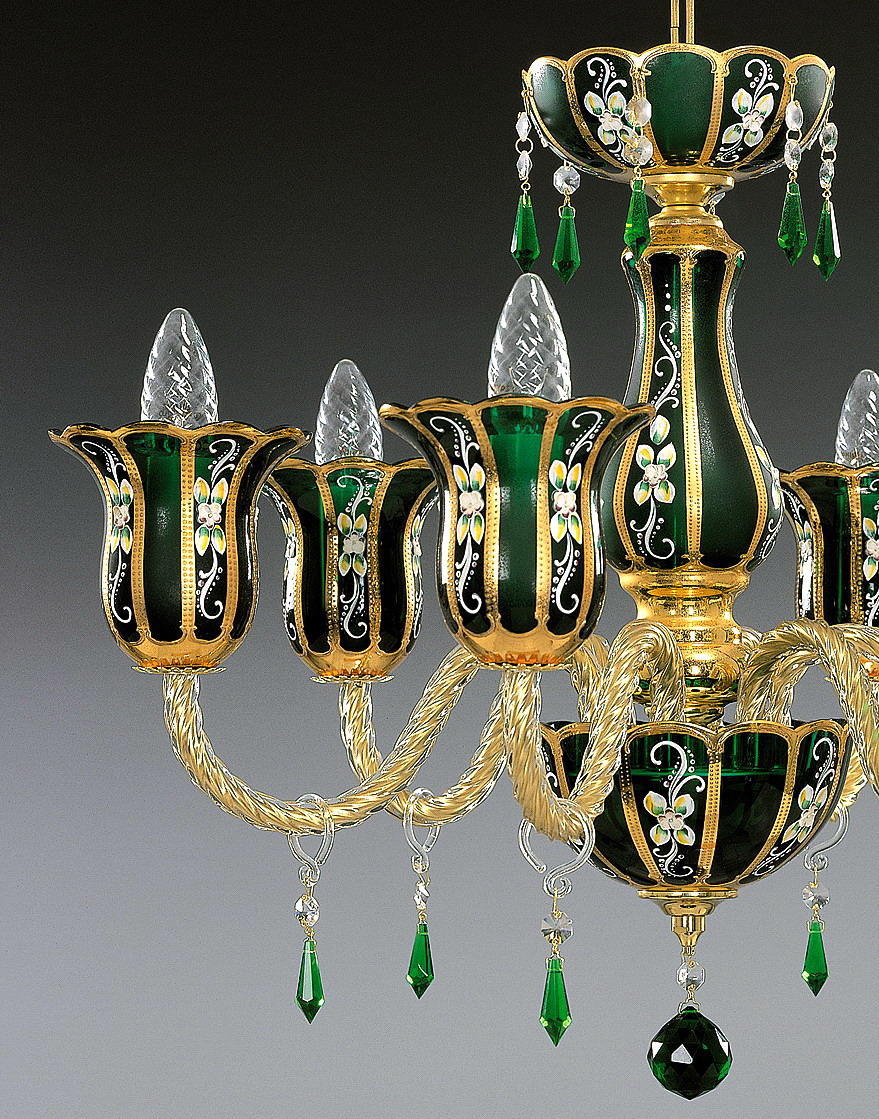 Gros plan sur la finition émail vert, dorures et pendants de cristal