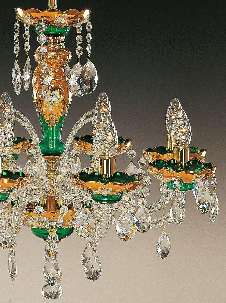Gros plan sur la colonne dorée, fleurs peintes et grappes de cristal