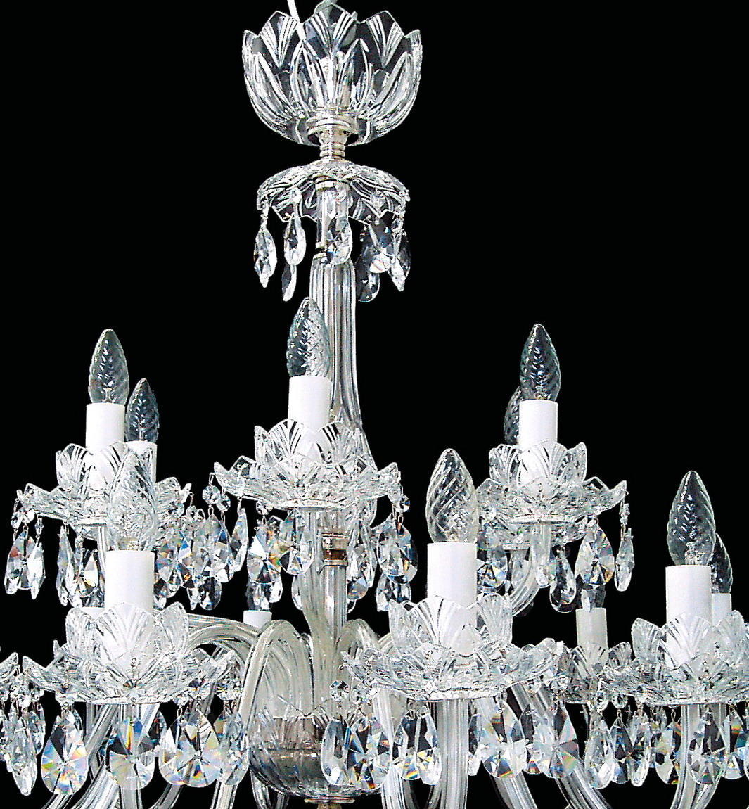 Détail du fleuron sommital et des pendeloques en cristal taillé