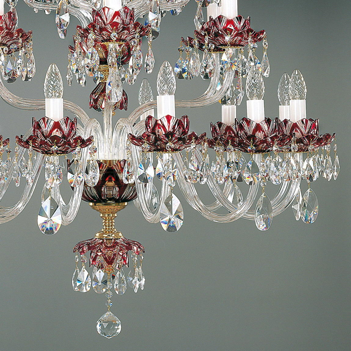 Détail du bas du lustre avec bobèches rouges et cascade de cristaux