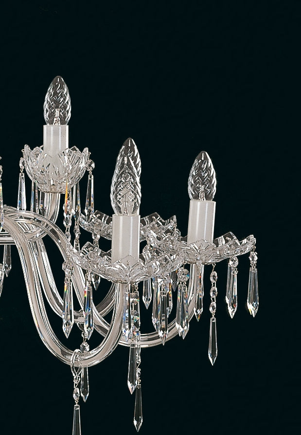 Détail des coupelles ciselées et des pendants de cristal sur les bras.