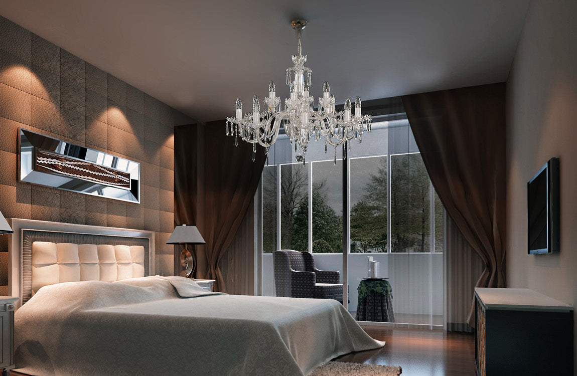 Lustre en cristal suspendu au plafond d'une chambre, éclairant la pièce.